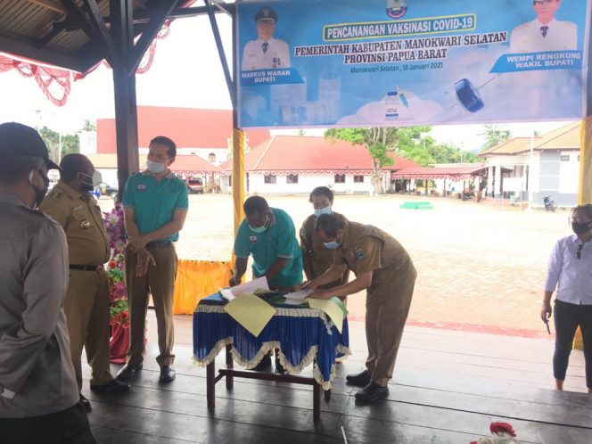 
 Yakob Liklikwatil Terima Vaksin Pertama di Kabupaten Mansel