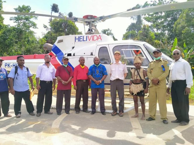 
 Hadiri Peresmian Kantor Klasis Windesi, Bupati Waran Beri Bantuan Meubeler