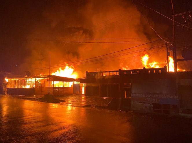 
 Sejumlah Bangunan di Pasar Wosi Dilalap Si Jago Merah