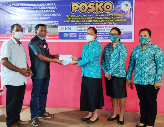 
 Wakil Ketua TP PKK Kab. Manokwari, Since Budoyo menyerahkan bantuan uang tunai bagi korban bencana alam NTT