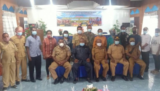 
 Foto bersama usai pembukaan kegiatan pembinaan pembentukan sanggar seni dan budaya kab. Mansel