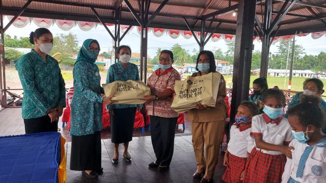 
 Tim PKK Provinsi PB Beri Bantuan 300 Paket Bapok Bagi Masyarakat Mansel