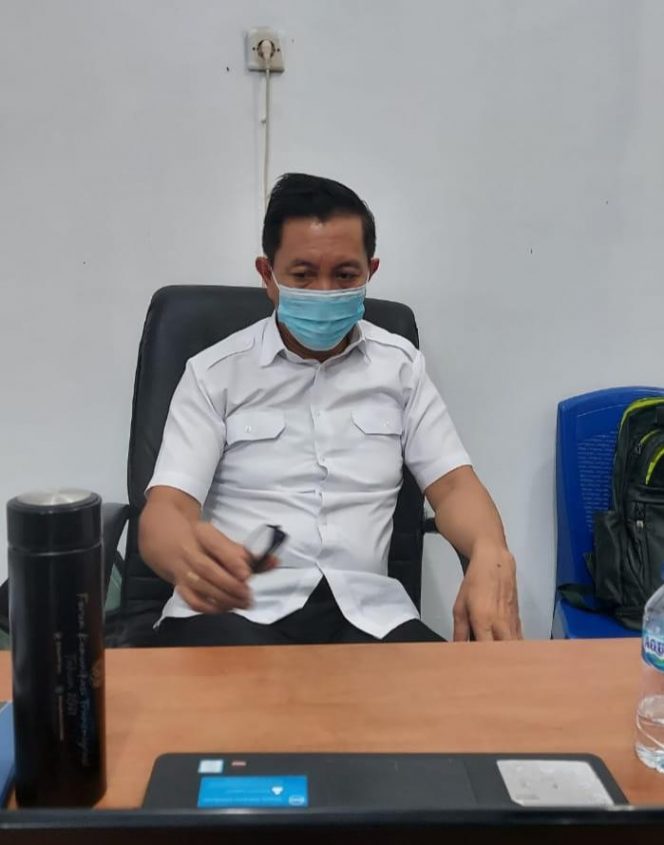
 Sekda dr.Hengky Tewu, MPH. saat diwawancara awak media di ruang kerjanya.