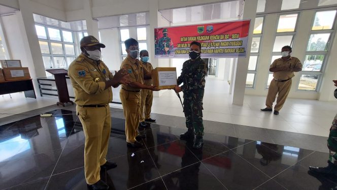 
 Pangdam XVIII Kasuari Beri Bantuan Perlengkapan Kesehatan & Obat Ke RS. Pratama Elia Waran