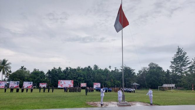
 Meski Diguyur Hujan, Sang Saka Merah Putih Sukses Berkibar di Mansel