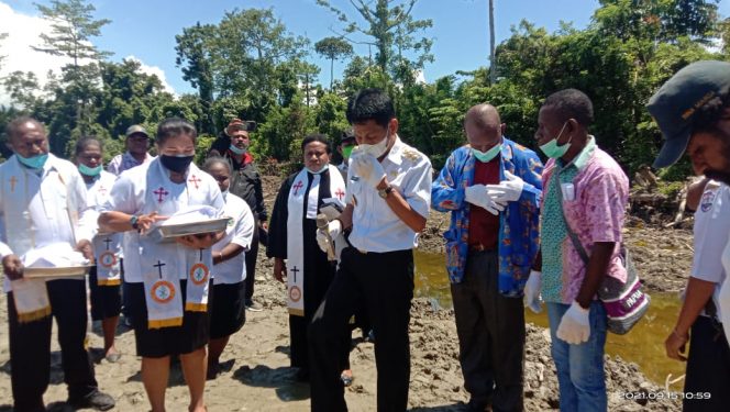 
 Beri Bantuan 200 Sak Semen, Wabup  Wempi Harap Pembangunan Gereja Bakal Jemaat Komoi Mandacan-Warsui Timur Rampung Sesuai Target