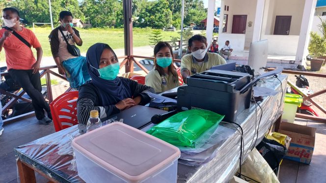 
 Input Data Vaksin Terhambat Akibat Listrik Padam Di Pendopo Kantor Bupati Mansel