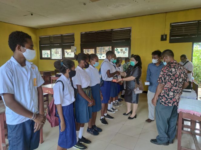 
 Politisi PDI Perjuangan Manokwari Berikan Smartphone kepada Pelajar Kurang Mampu