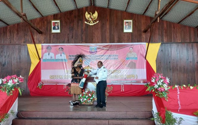 
 Buka Bimtek SIPD, Bupati Waran Inginkan Tata Kelola Keuangan Yang Lebih Baik