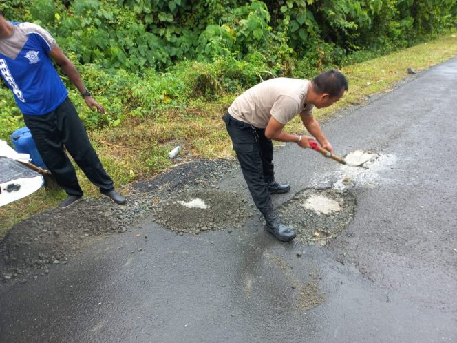 
 Satlantas Polres Mansel Tambal Jalan Lubang Sepanjang Bembab-Masabui, Antisipasi Laka Lantas