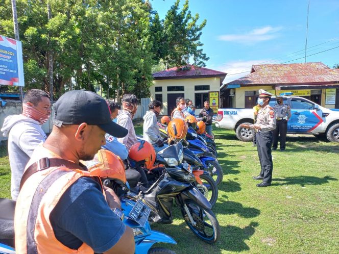 
 Peringati HUT Lantas, Satlantas Polres Mansel Bagi Sembako ke Masyarakat & Pengemudi Ojek