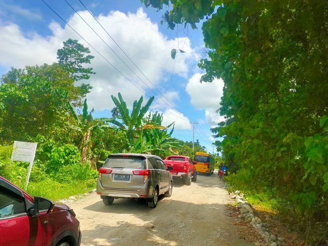 
 Iring-iringan Kendaraan Rombongan Dirjen PPDT Kementerian Desa, saat menuju Kampung Hamor.