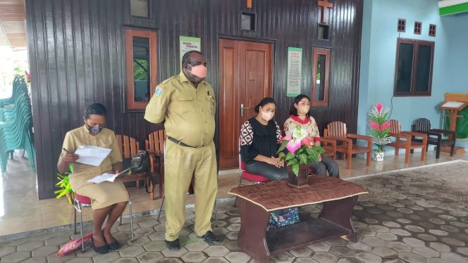 
 Ketua Harian Dekranasda Kab. Mansel,Adolof Kawey saat memberikan arahan dalam pertemuan yang berlangsung, Selasa (9/11/2021).