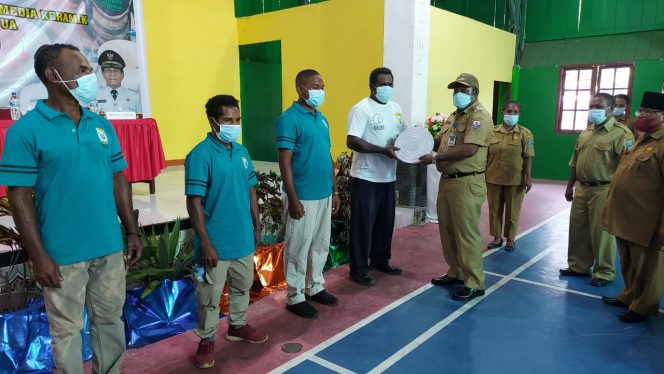 
 Bupati Waran Dukung Pengembangan Ekonomi Kreatif dan Seni Melalui Pelatihan Seniman Mansel