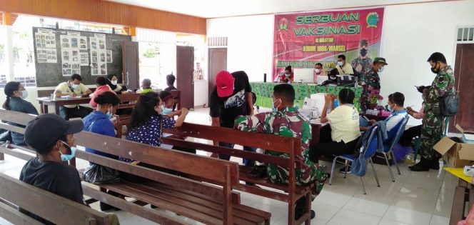 
 Dukung Percepatan Vaksinasi, Kodim 1808/Mansel Gelar Vaksinasi Massal di Balai Kampung Abreso
