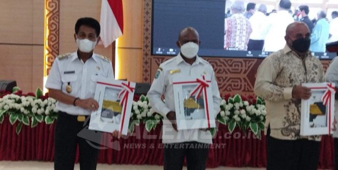 
 Wakil Bupati Mansel,Wempi Welly Rengkung ( paling kiri) saat menerima DIPA dan TKDD, Rabu (1/12/2021) di Auditorium PKK Arfai.