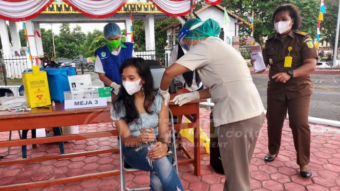 
 Salah satu warga yang mengikuti vaksinasi covid-19