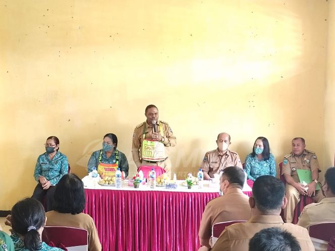 
 Kunjungi Distrik Sidey, Bupati Hermus Minta Tingkatkan Produktivitas Warga Dengan Dana Desa