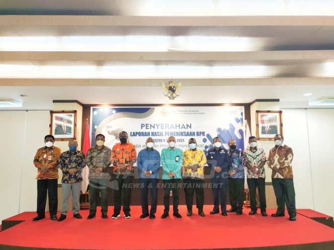 
 Gubernur Dan Pemda Kabupaten/Kota Se-Papua Barat Terima LHP Kinerja dan PDTT dari BPK RI