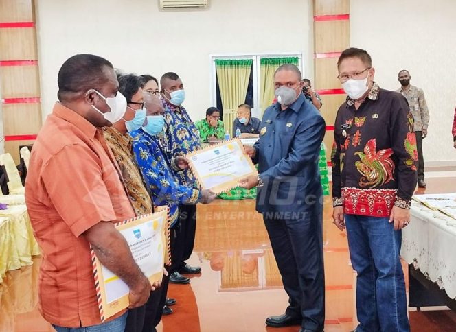 
 Serahkan DPA, Bupati Manokwari Harap Serapan Anggaran Tahun Ini Lebih Maksimal