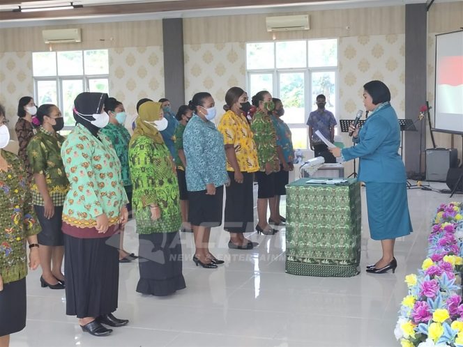 
 Ny. Febelina Indou Lantik Ketua TP-PKK Distrik dan Kelurahan se-Kabupaten Manokwari.