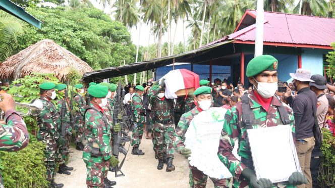 
 Isak Tangis Keluarga Iringi Pemakaman Sertu Anumerta Miskel Rumbiak