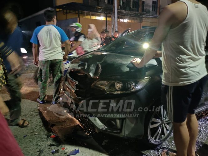 
 Sepeda Motor Masuk Kolong Honda Jazz, Pengendaranya Alami Patah Tangan