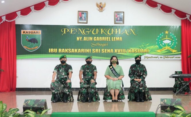 
 Ny.Alin Gabriel Lema Dikukuhkan Sebagai Ibu Raksakarini Sri Sena XVIII/Kasuari