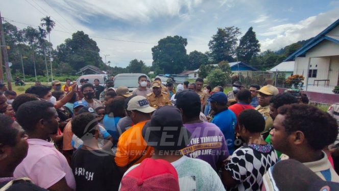 
 Warga Palang Jalan Warmare, Bupati Hermus Sampaikan Pelaku Rasis Sudah Ditangkap Polisi