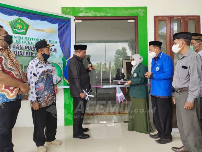 
 Resmikan KUA Masni, Bupati Hermus Pesan Beri Pelayanan Kepada Warga Warpramasi