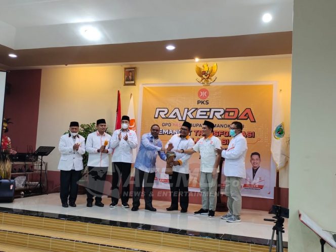 
 Buka Rakerda DPD PKS Manokwari, Bupati Hermus Harap PKS Bangun Sistem Politik Yang Baik