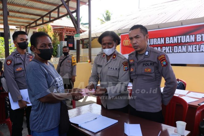 
 Polres Manokwari Salurkan BTPKLWN kepada PKL dan Nelayan