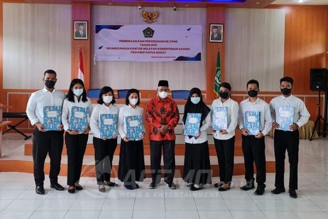 
 Terima SK, Sembilan CPNS Kanwil Kemenag Papua Barat Diminta Tunjukkan Disiplin Kerja