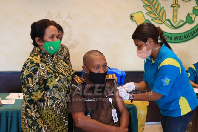 
 Dukung Instruksi Jaksa Agung, Kejati Papua Barat Bersama IAD Gelar Vaksinasi