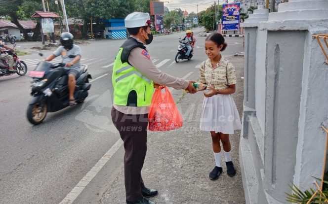 
 Lewat “Kamis Berbagi” Satlantas Polres Manokwari Sosialisasi Tertib Lalin Bagi Pelajar