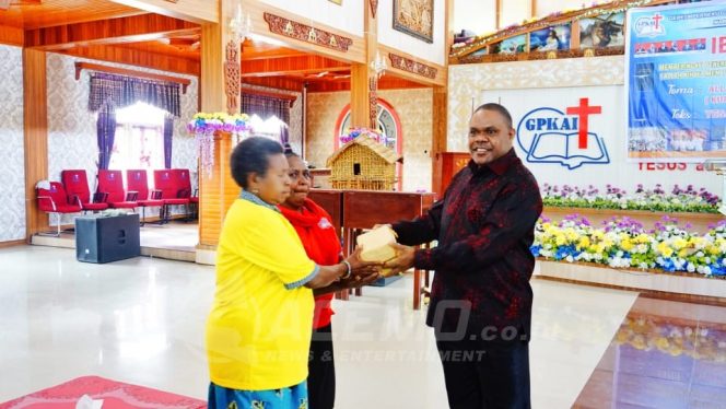 
 Jadi Tuan Rumah Seminar Wanita GPKAI se-Papua Barat, Bupati Hermus Indou Bantu 200 Juta