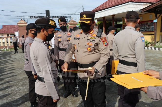 
 Dinilai Berprestasi, Kapolres Manokwari Berikan Reward Kepada 22 Anggotanya