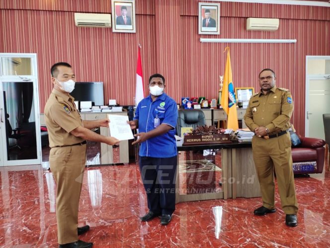
 Bupati Hermus Indou Serahkan SK Plh Pimpinan Perumda Miyen Arfak