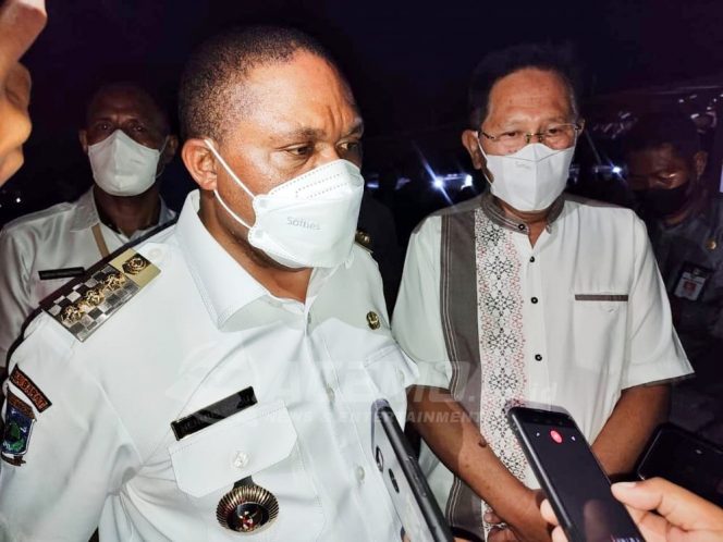 
 Hadir di Rumah Duka, Bupati Hermus Beri Penguatan Kepada Keluarga Korban Laka Duwebey