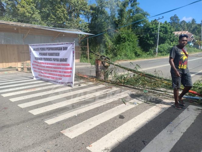 
 Sekelompok Massa Palang Jalan Amban, Tuntut Perpanjangan Masa Jabatan Gubernur