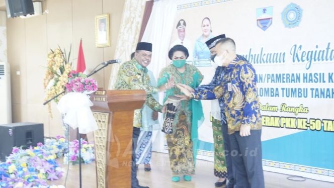 
 Buka Pameran Produk Dasawisma, Bupati Hermus Harap PKK Dorong UMKM Masyarakat