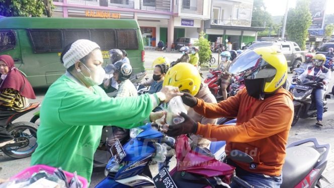 
 Berbagi Kasih Bulan Ramadhan, TP PKK Manokwari Bagi 2000 Paket Takjil