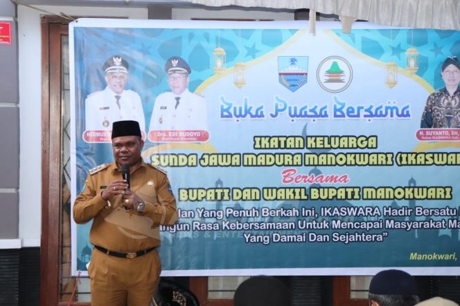 
 Bupati dan Wakil Bupati Manokwari Hadiri Buka Puasa Bersama Pengurus IKASWARA