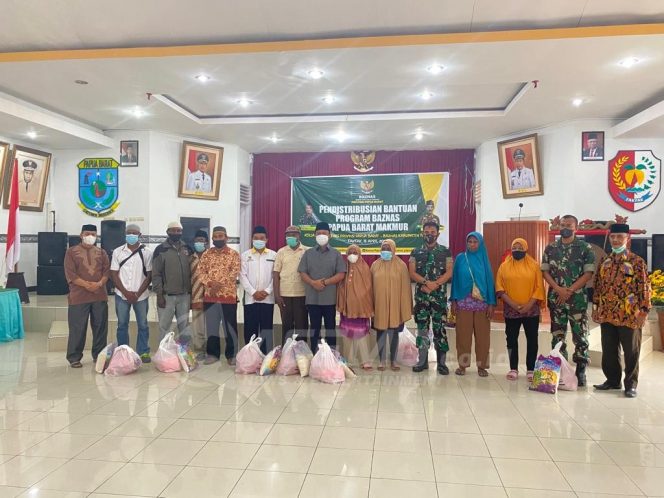 
 Baznas Papua Barat Salurkan Ratusan Paket Sembako ke Fakfak