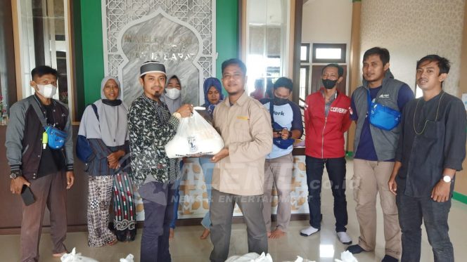 
 MUI Papua Barat Serahkan 23 Paket Bapok kepada Wartawan di Manokwari
