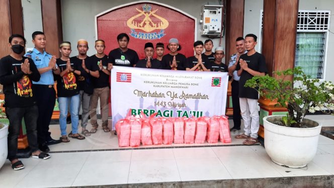 
 Di Penghujung Ramadan, Pemuda Bone  Berbagi Takjil ke Warga Binaan Lapas Manokwari
