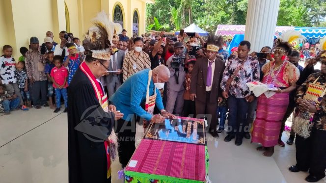 
 Didampingi Ketua Sinode GKI di Tanah Papua, Gubernur PB Resmikan Kantor Bakal Klasis Sawiat Sorsel