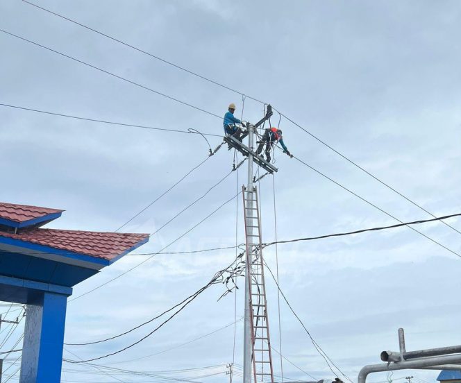 
 Minimalisir Kepanikan Warga, PLN Gerak Cepat Pulihkan Jaringan Listrik  di Pasar Wosi