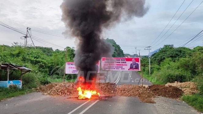 
 Masyarakat Palang Jalan Kompleks Perkantoran Gubernur di Arfai