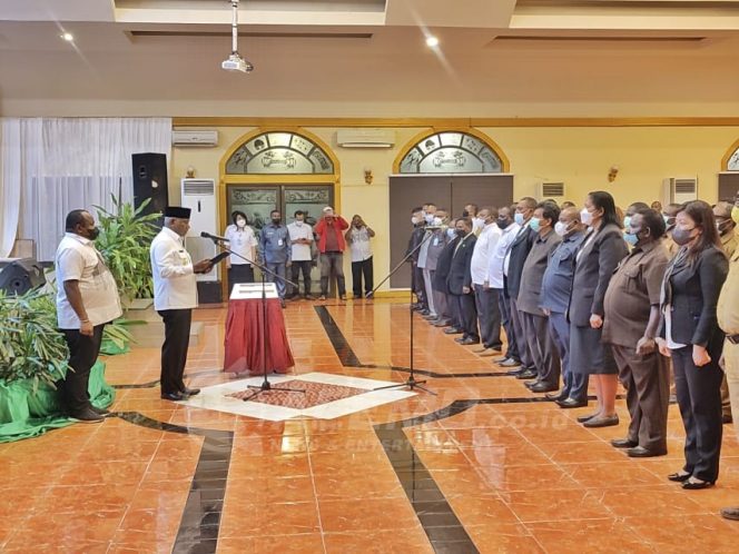 
 Detik Terakhir Masa Jabatan, Gubernur Dominggus Mandacan Lantik 91 Pejabat Eselon III dan IV
